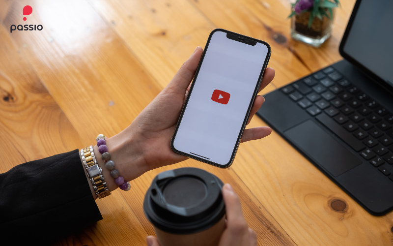 Bạn có thể sử dụng điện thoại để quay video và tải lên kênh YouTube cá nhân